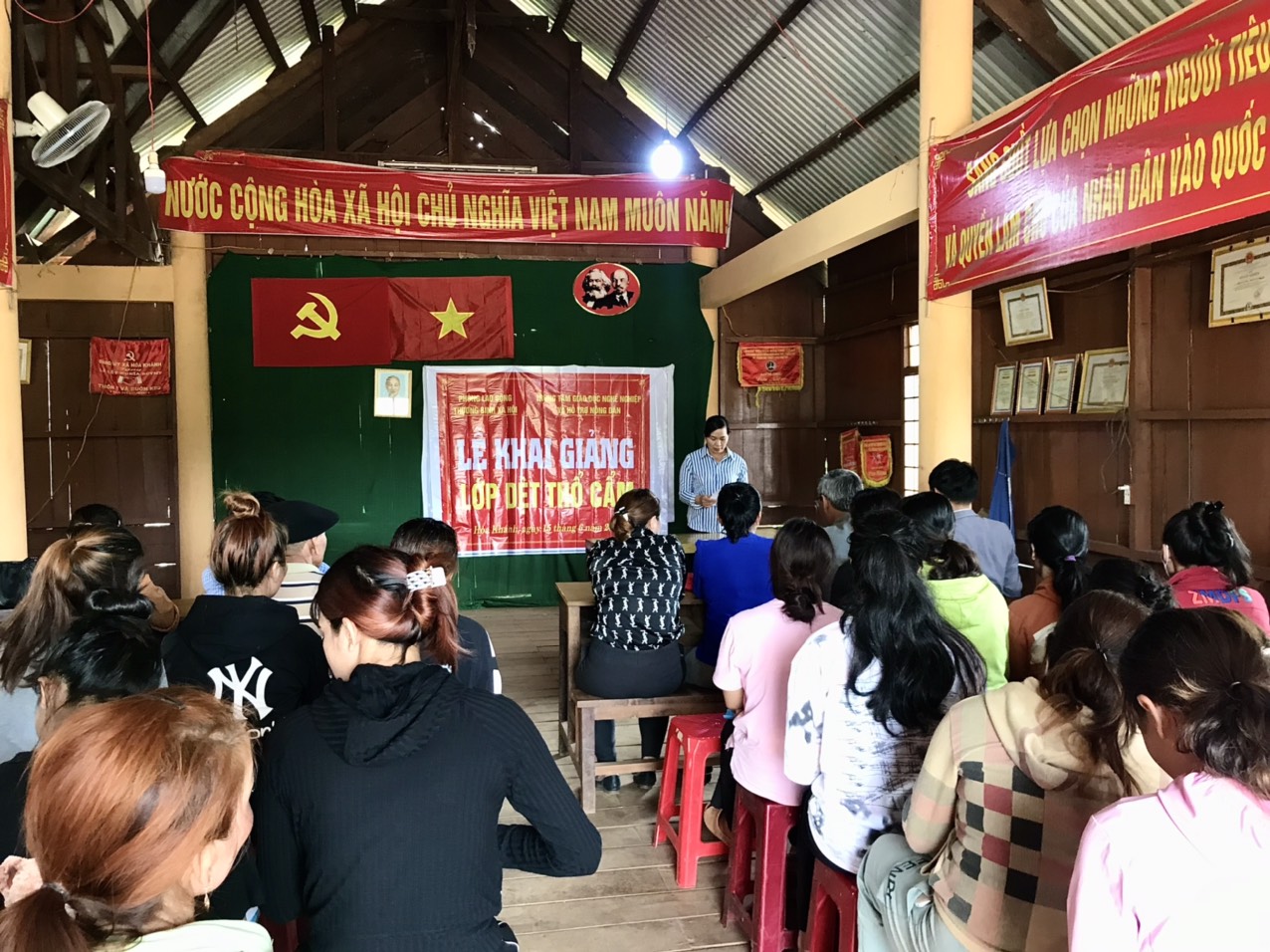  Khai giảng lớp học nghề Dệt thổ cẩm tại Buôn Kbu xã Hòa Khánh